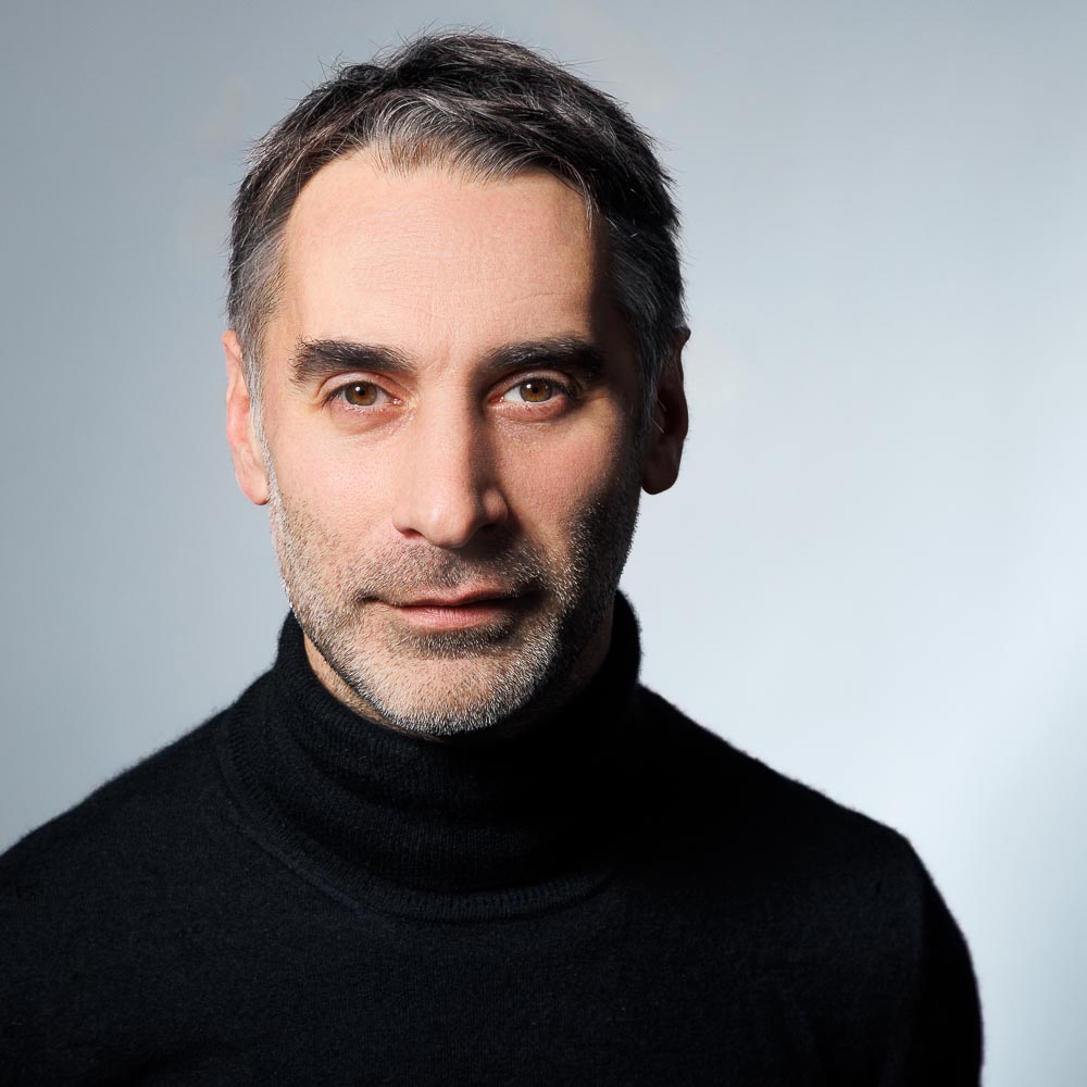 Photo professionnelle CV homme – portrait en studio Photo professionnelle CV homme – portrait en studio
