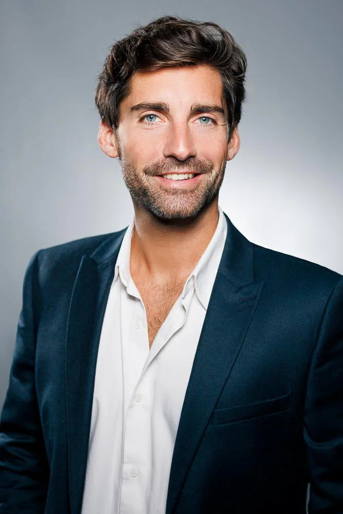Photo de profil LinkedIn – portrait en chemise blanche Photo de profil LinkedIn – portrait en chemise blanche