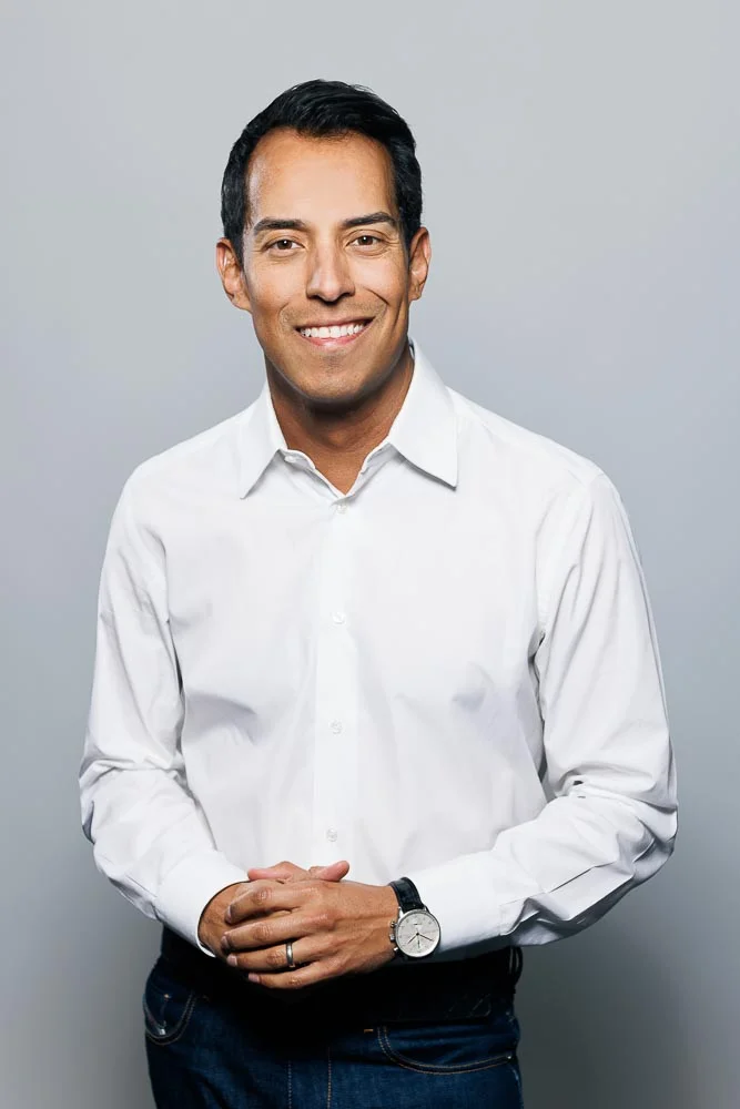 Photographe avocat – portrait en chemise blanche