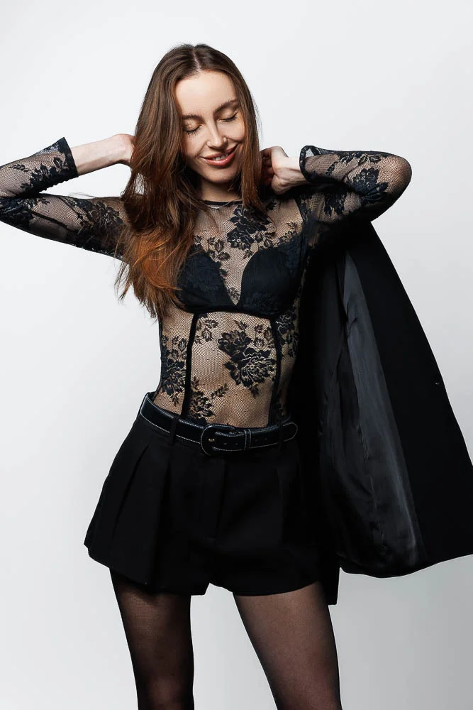 Photographe lookbook studio Paris – portrait en tenue sombre