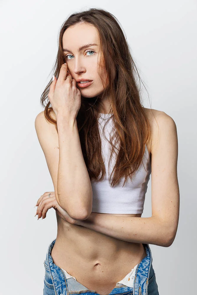 Photographe lookbook studio Paris – portrait bras croisés