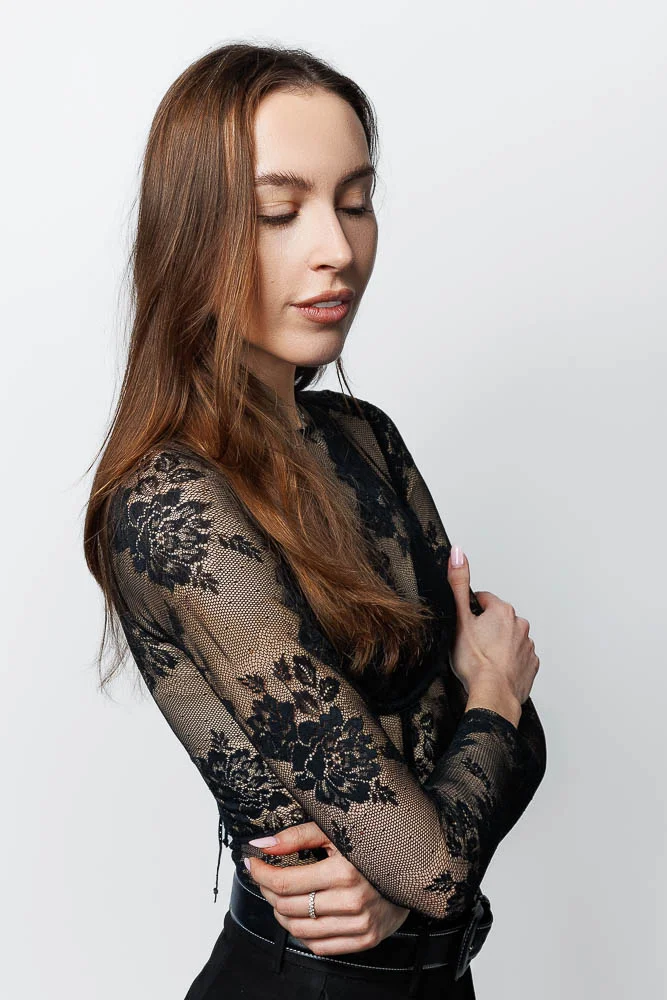 Photographe lookbook studio Paris – portrait bras croisés
