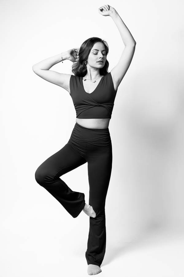 Photographe mannequin fitness – portrait en tenue sombre