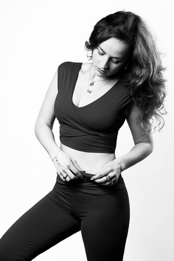 Photographe mannequin fitness – portrait en tenue sombre
