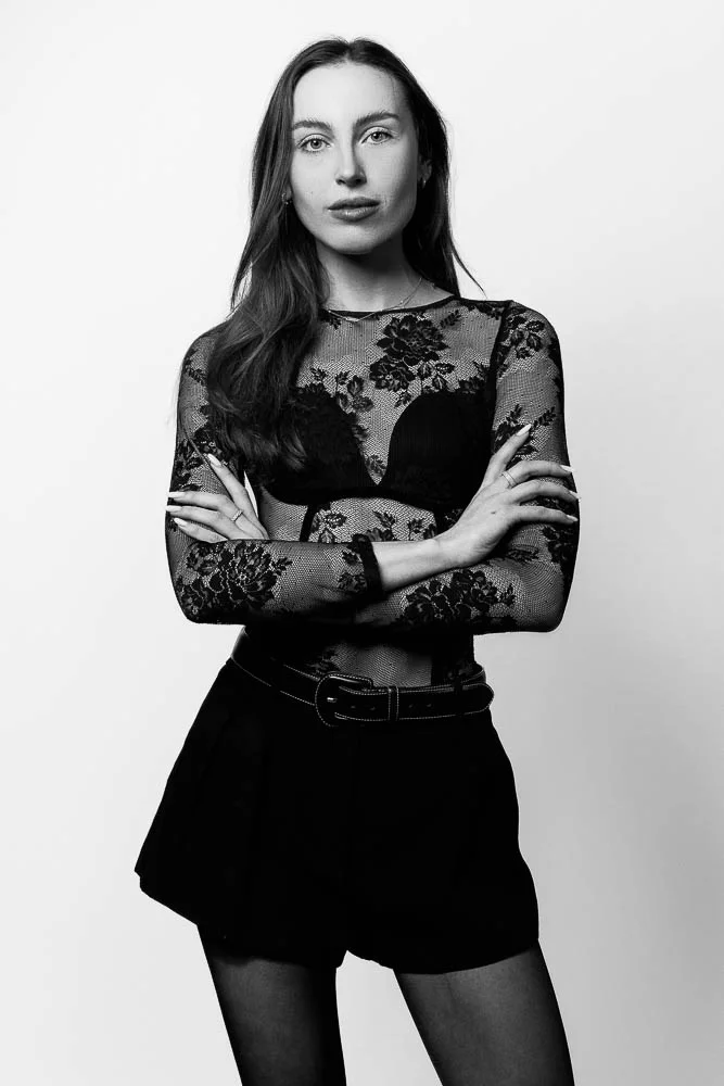 Photographe de shooting à Paris – portrait bras croisés