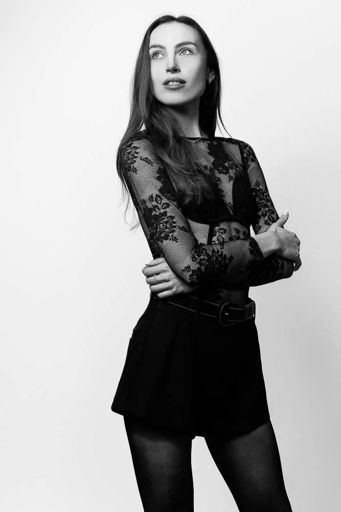 Photographe de shooting à Paris – portrait bras croisés