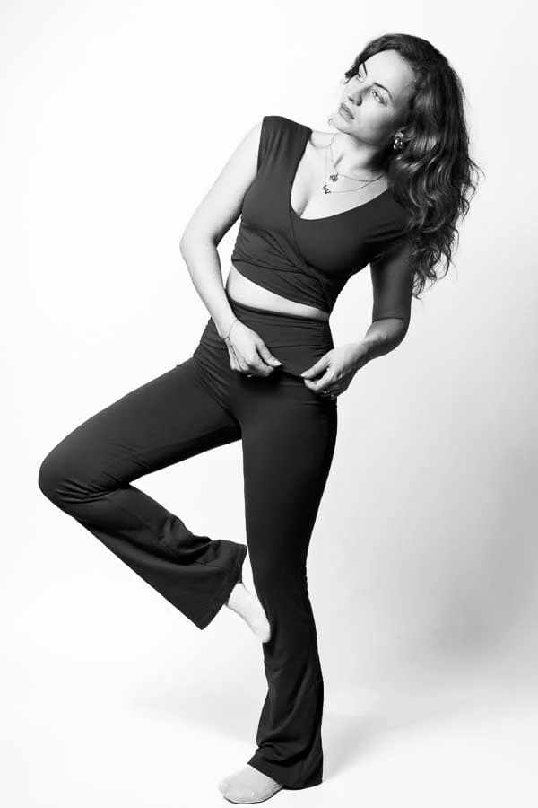 Photographe sport fitness Paris – portrait en tenue sombre Photographe sport fitness Paris – portrait en tenue sombre