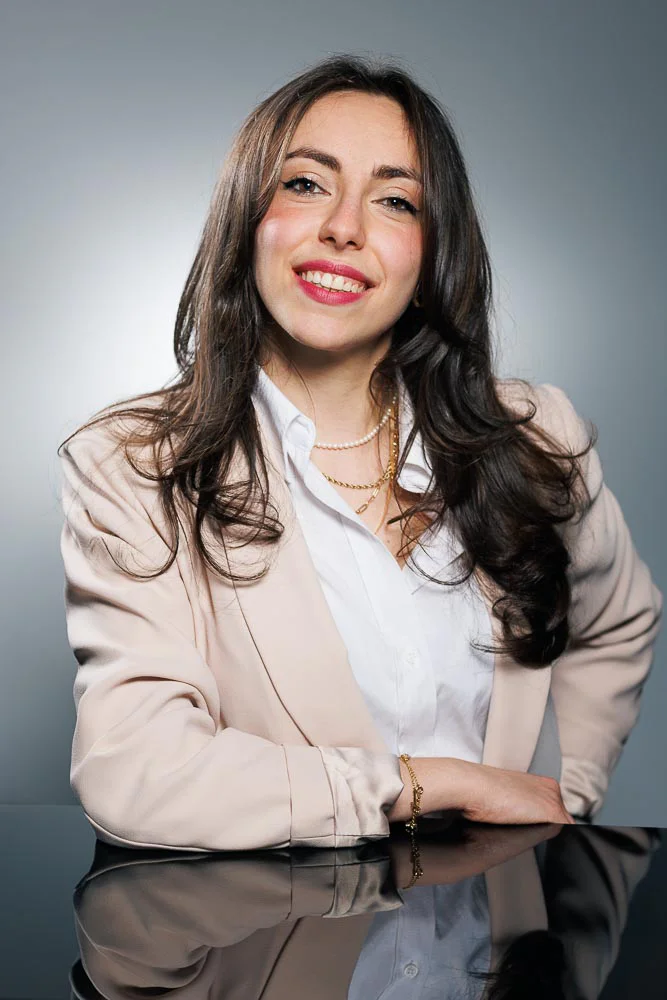 Photographe trombinoscope d’entreprise – portrait souriant Photographe trombinoscope d’entreprise – portrait souriant