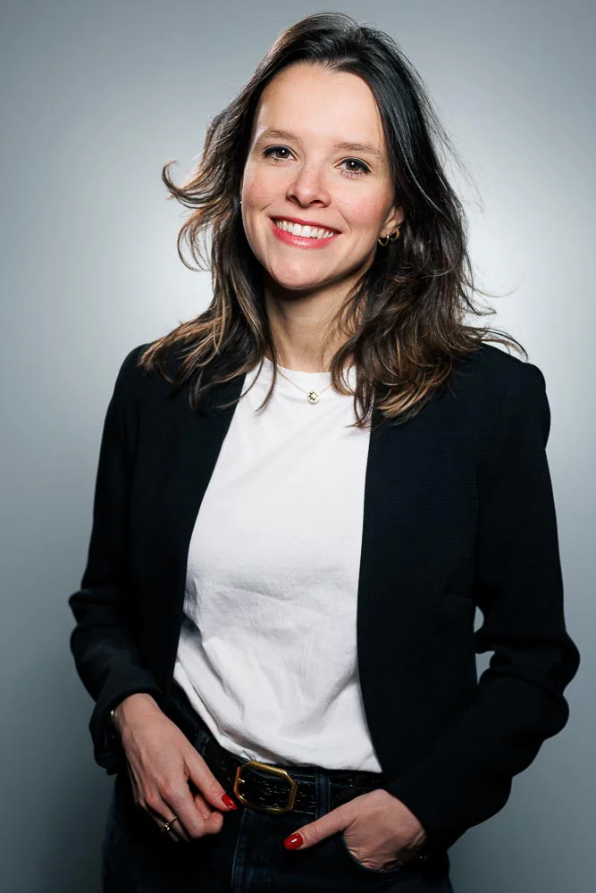 Photographe trombinoscope d’entreprise – portrait en blazer Photographe trombinoscope d’entreprise – portrait en blazer