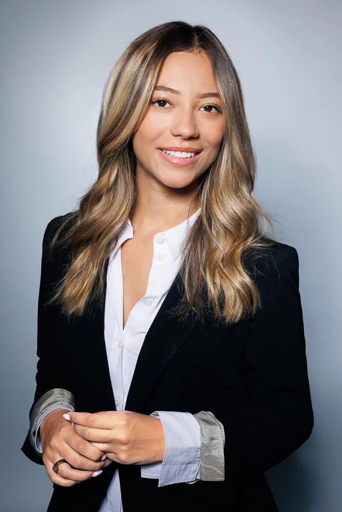 Photographe trombinoscope d’entreprise – portrait souriant Photographe trombinoscope d’entreprise – portrait souriant