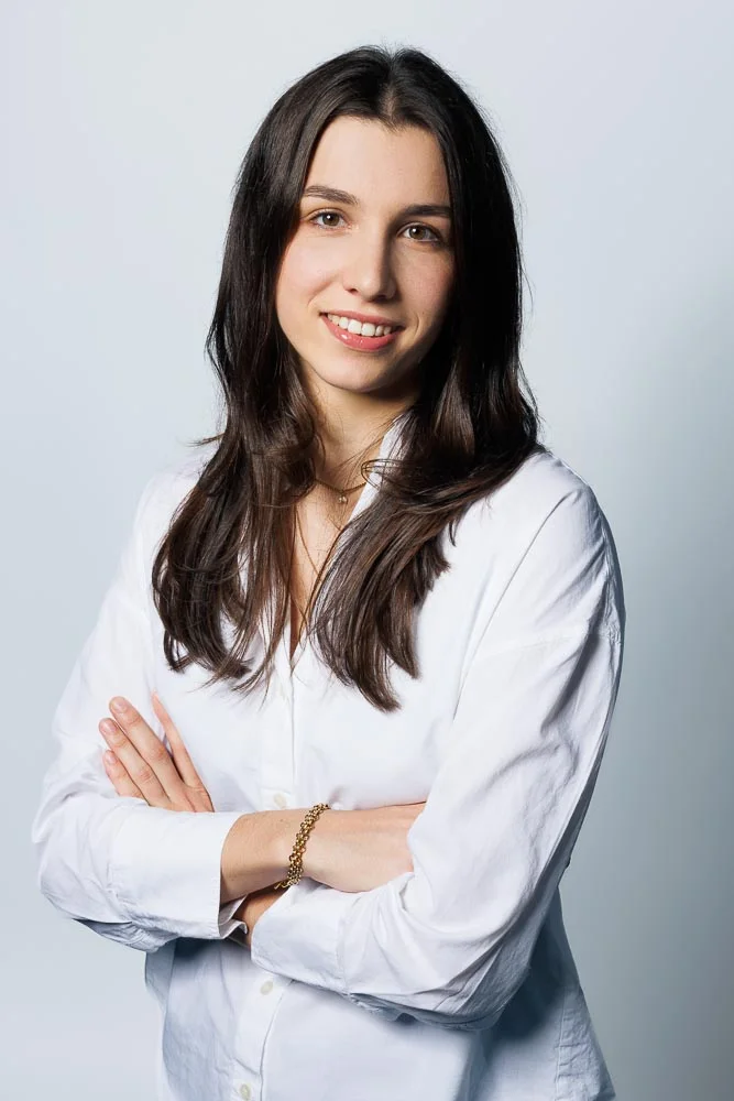 Shooting photo femme Paris – portrait bras croisés