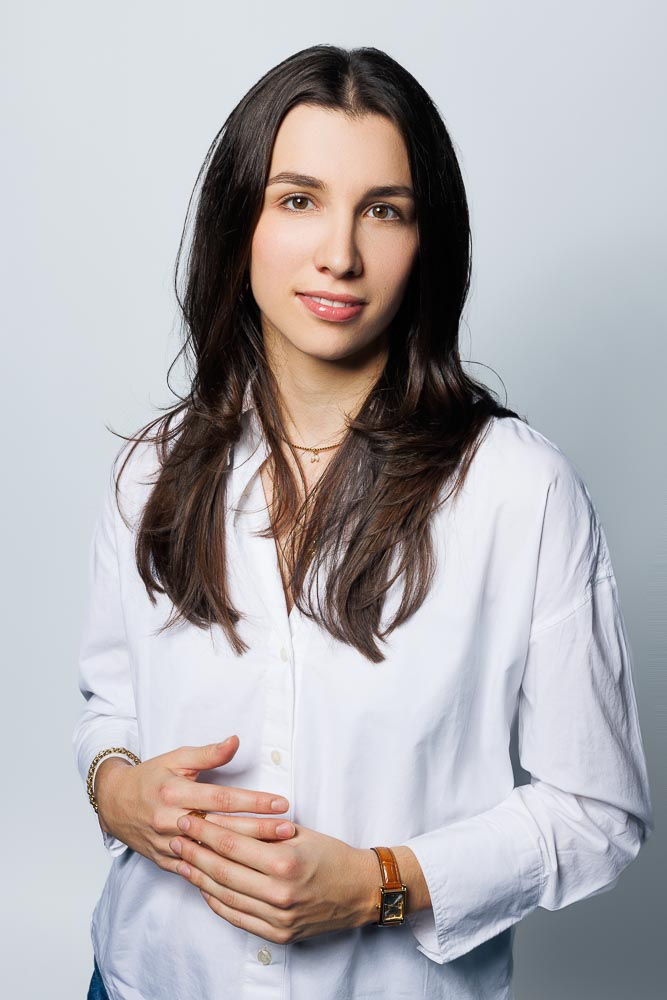 Shooting photo femme Paris – portrait en chemise blanche