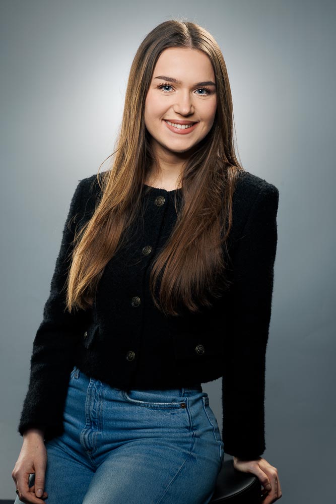 Shooting photo femme Paris – portrait en veste noire