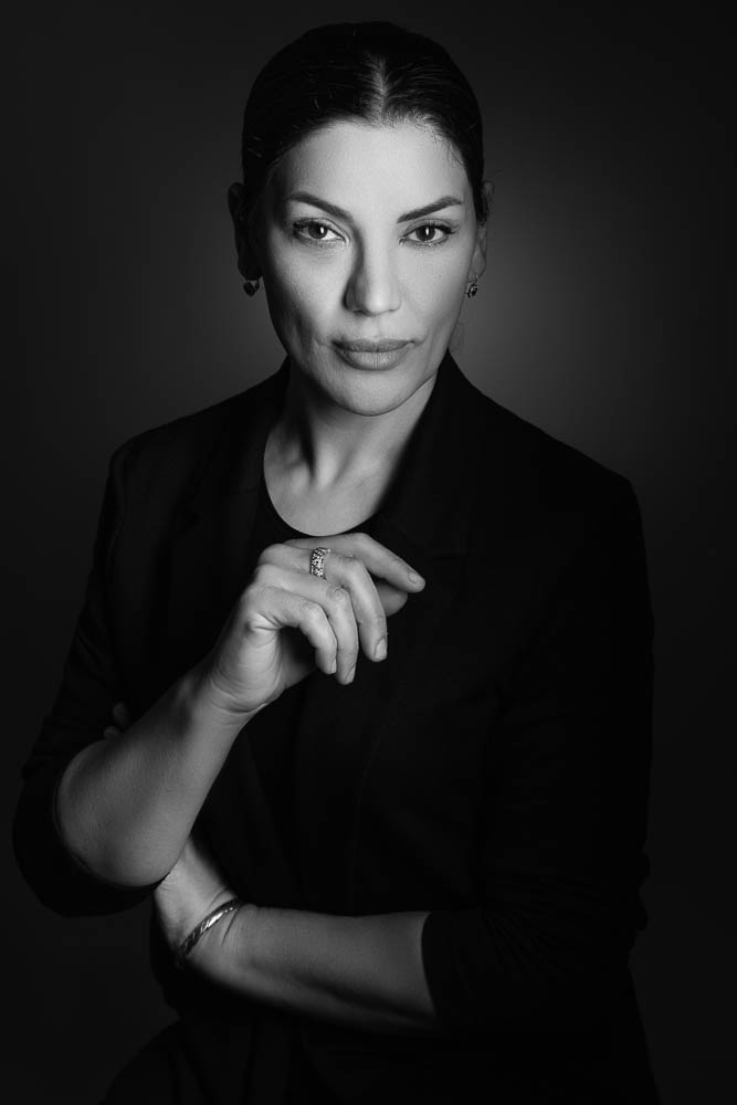 Photo portrait élégant – portrait en tenue sombre