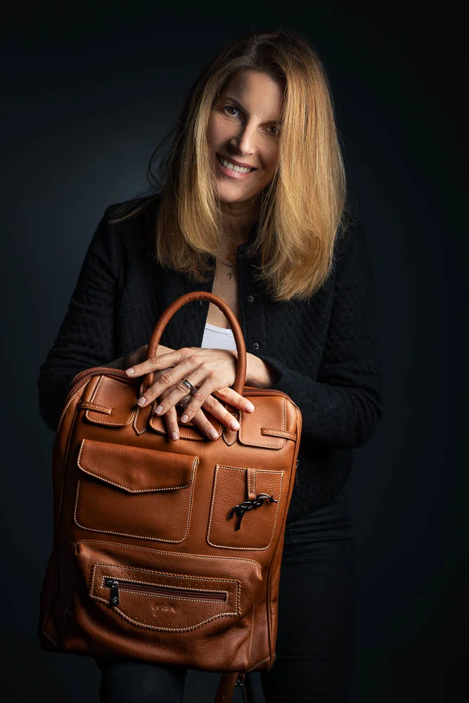 Photo portrait élégant – portrait en tenue sombre