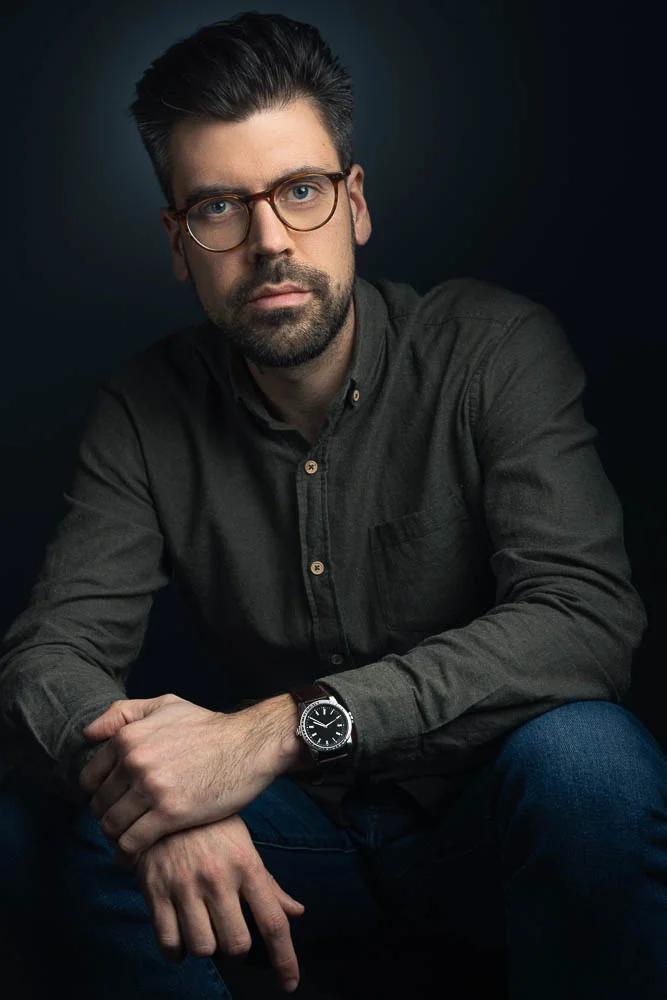 Photo professionnelle CV homme – portrait avec lunettes