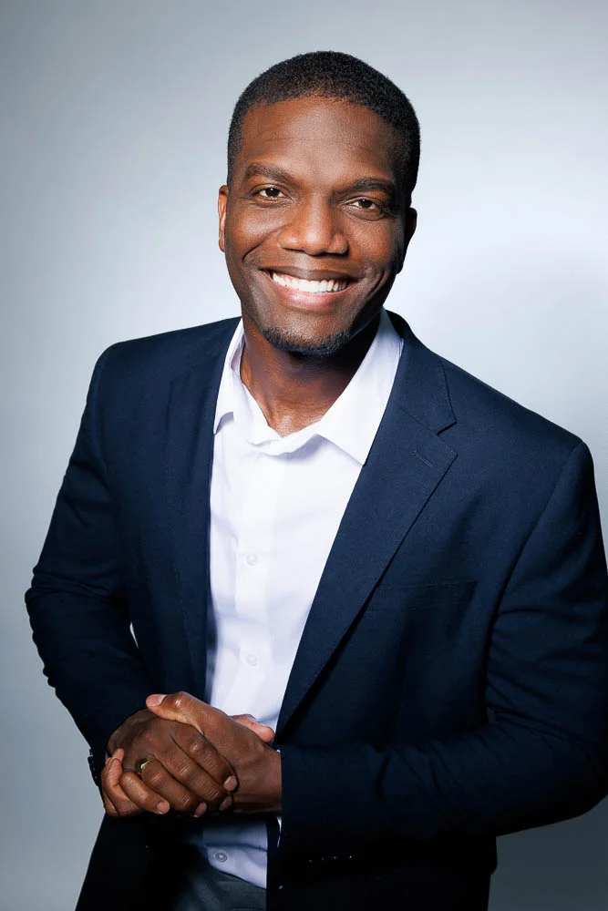 Photo professionnelle CV homme – portrait en chemise blanche