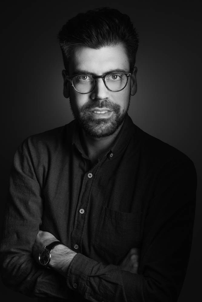 Photo professionnelle CV homme – portrait avec lunettes
