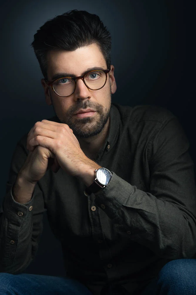 Photo professionnelle CV homme – portrait avec lunettes