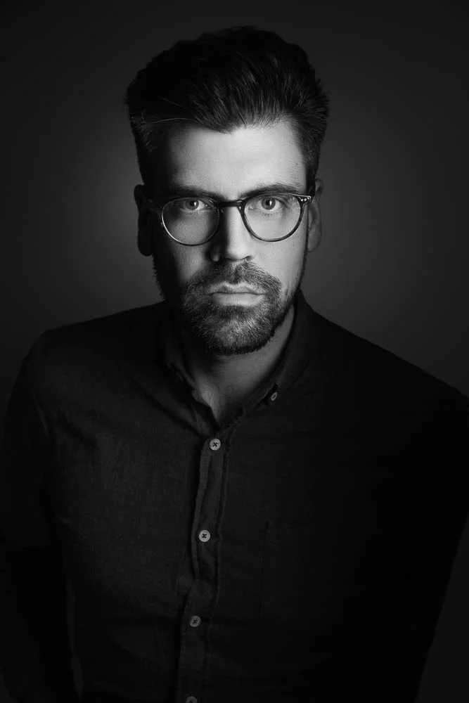 Photo professionnelle CV homme – portrait avec lunettes