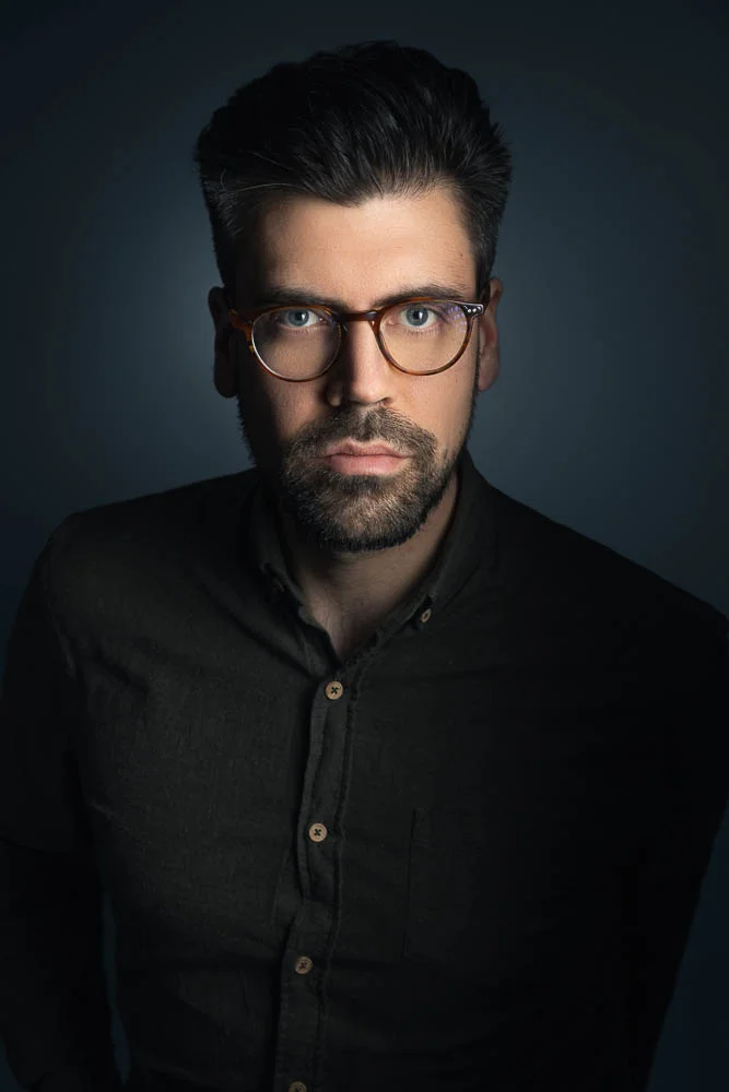 Photo professionnelle CV homme – portrait avec lunettes