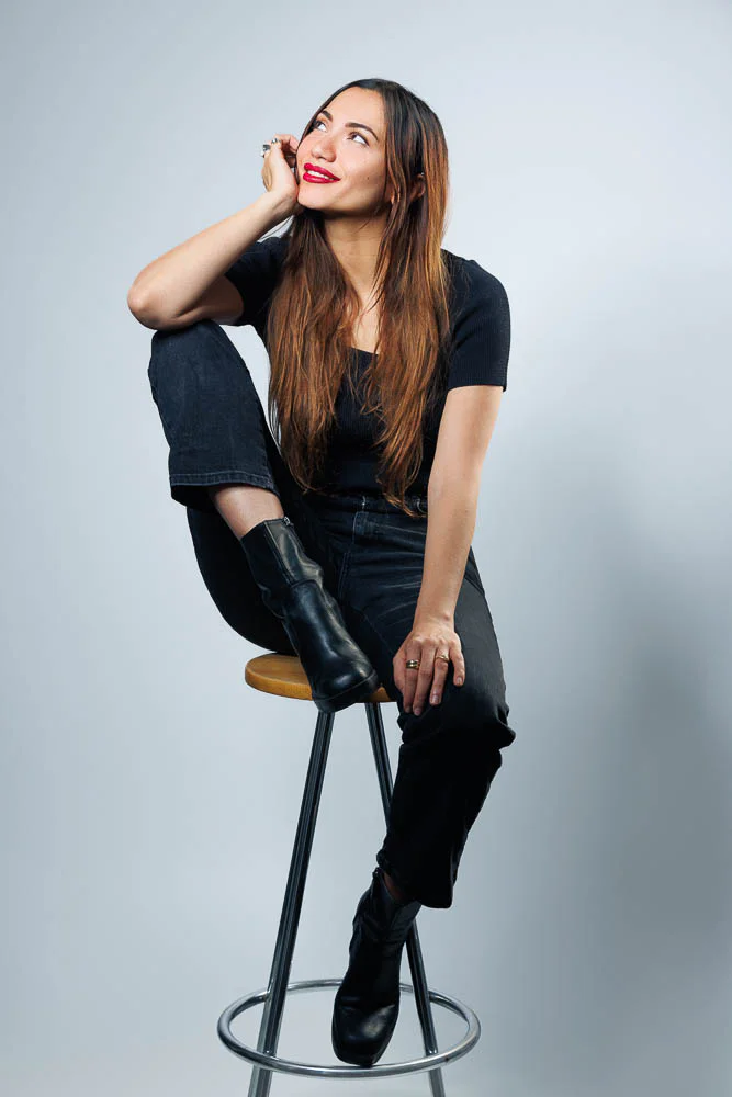 Photographe book agence mannequin – portrait en tenue sombre Photographe book agence mannequin – portrait en tenue sombre