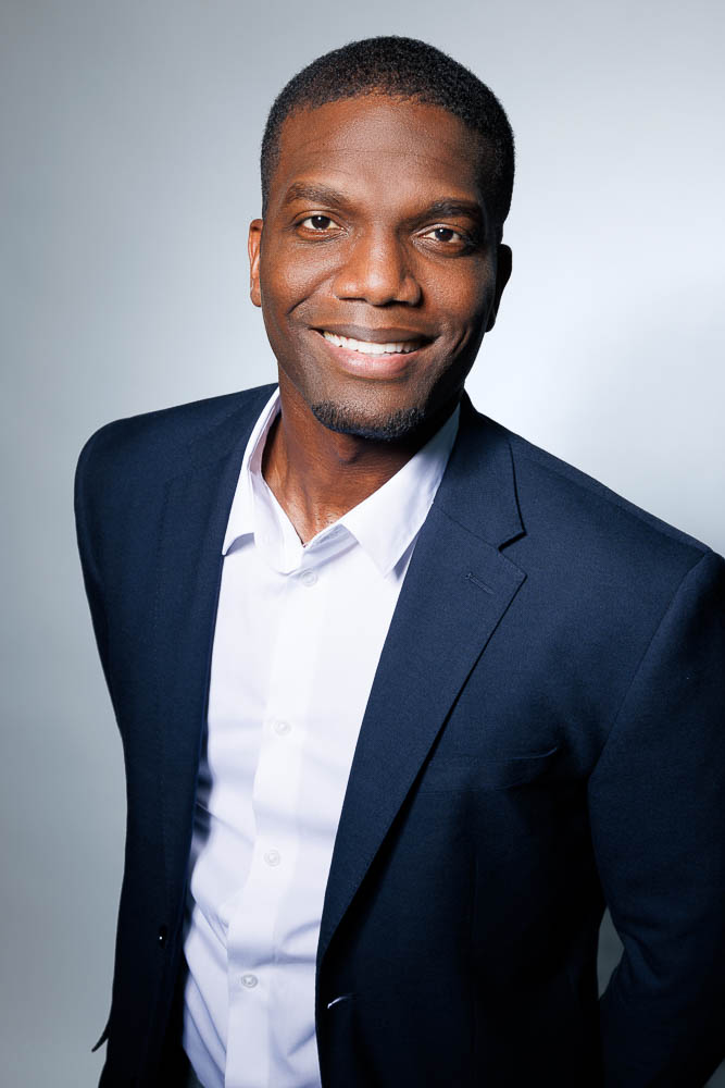 Photographe LinkedIn – portrait en chemise blanche