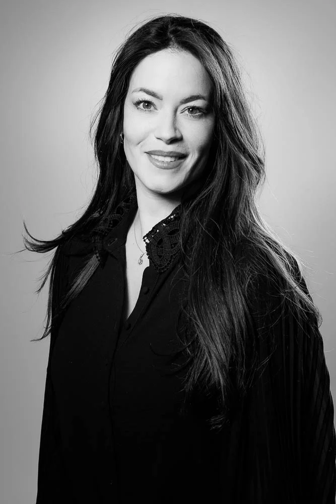Photographe LinkedIn – portrait en tenue sombre