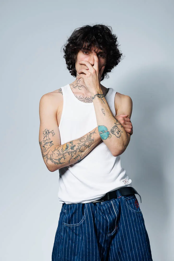 Photographe lookbook studio Paris – portrait bras croisés