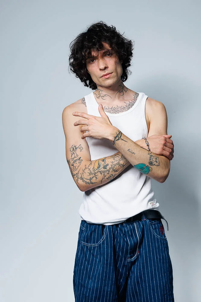 Photographe lookbook studio Paris – portrait bras croisés