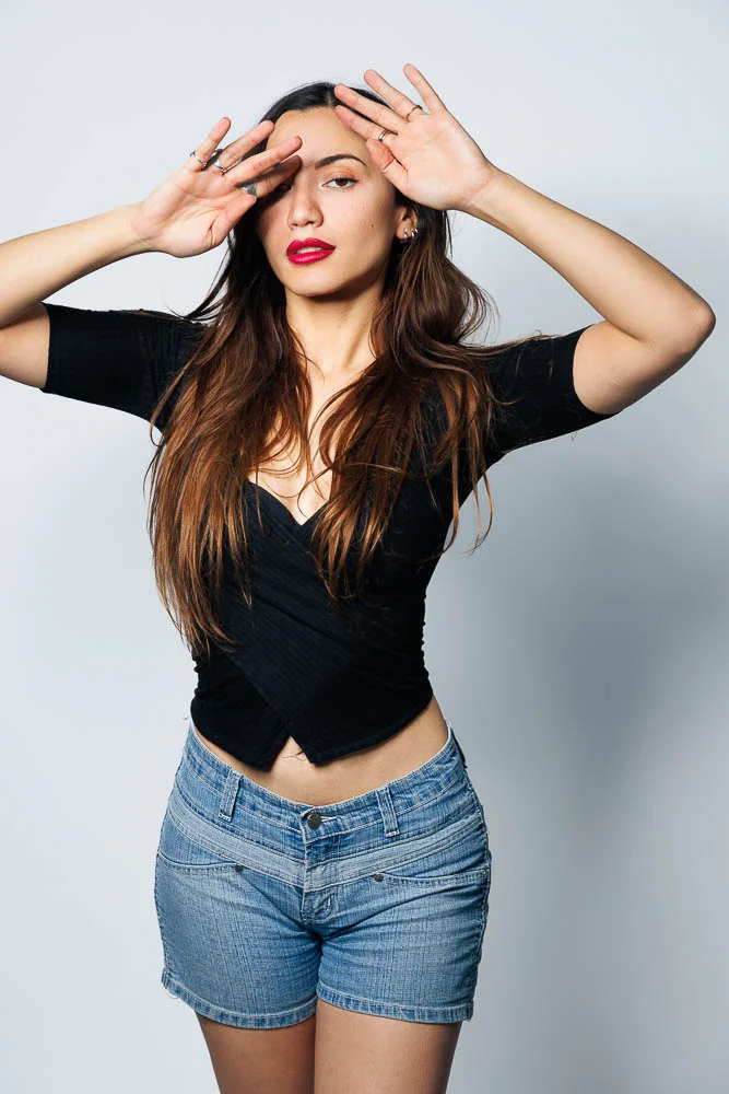 Photographe lookbook studio Paris – portrait en tenue sombre