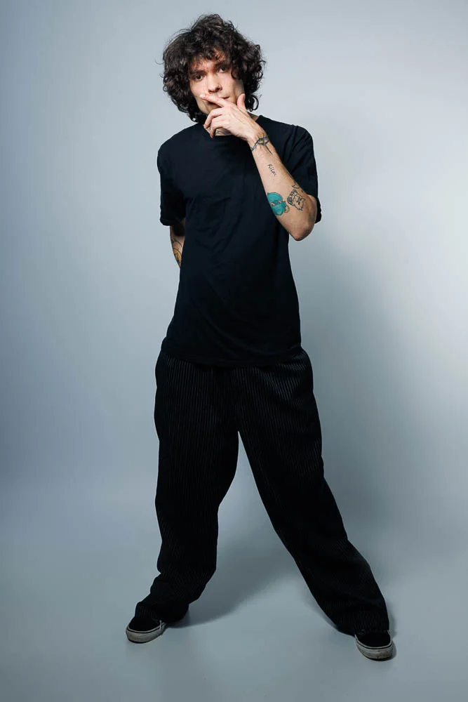 Photographe lookbook studio Paris – portrait en tenue sombre