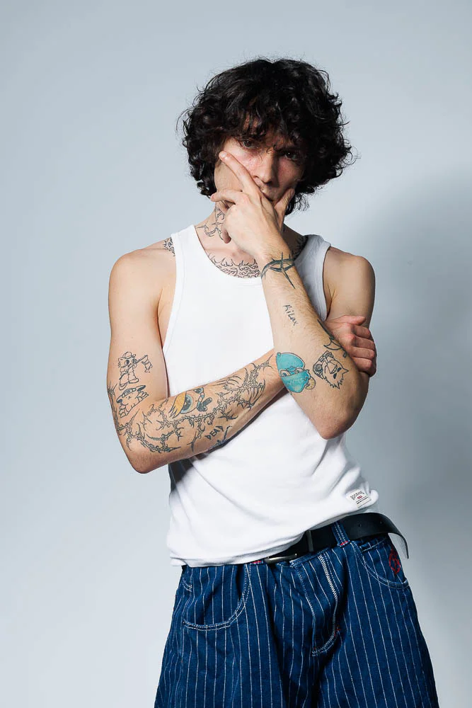Photographe mannequin e commerce – portrait bras croisés Photographe mannequin e commerce – portrait bras croisés