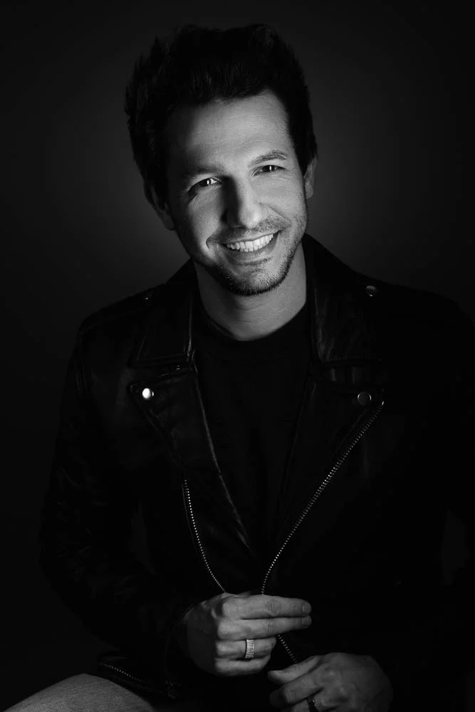 Photographe portrait noir et blanc à Paris – souriant