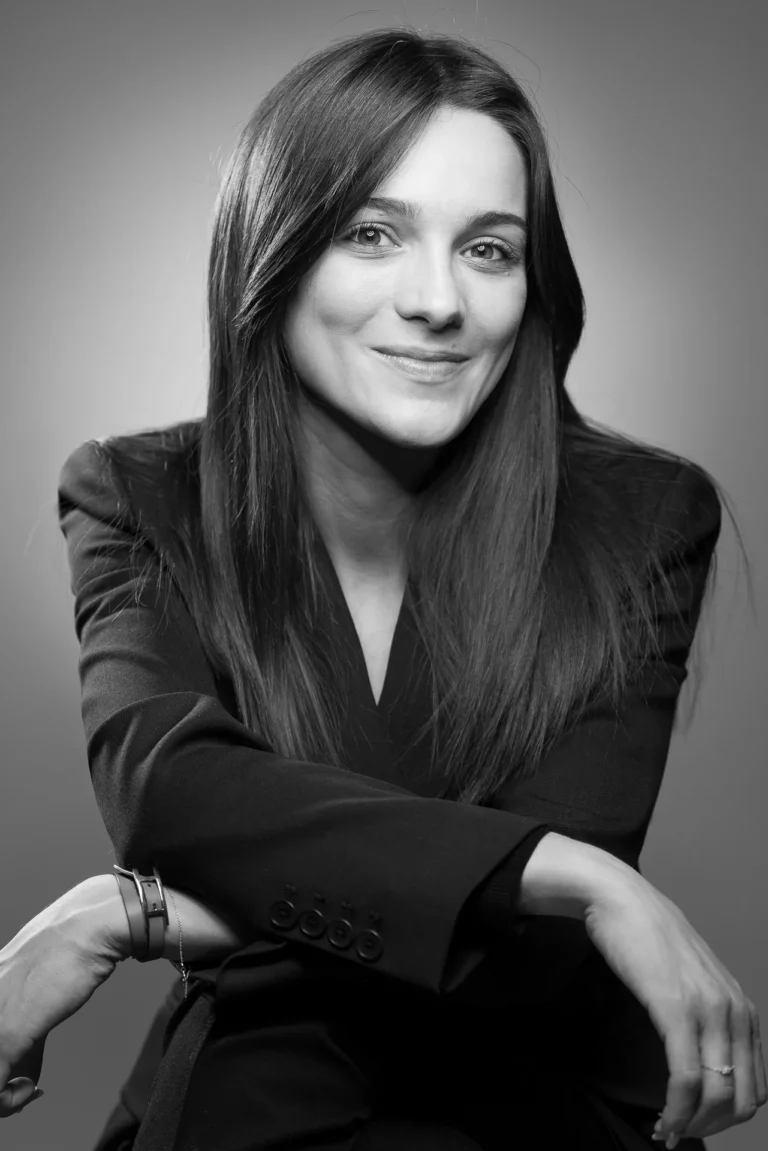 Photographe de shooting à Paris – portrait bras croisés