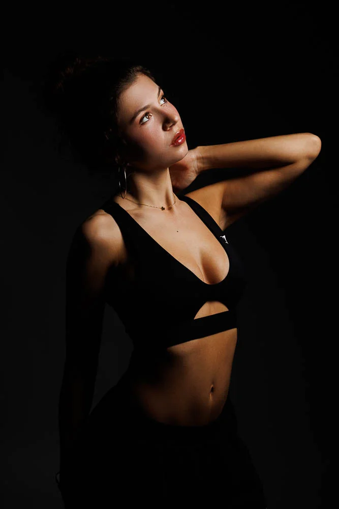 Photographe de shooting à Paris – portrait en tenue sombre