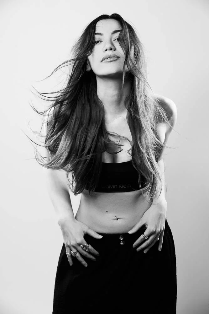 Photographe de shooting à Paris – portrait en tenue sombre