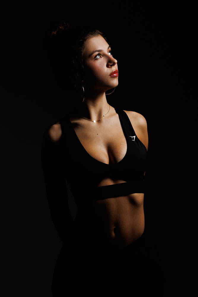 Photographe de shooting à Paris – portrait en tenue sombre