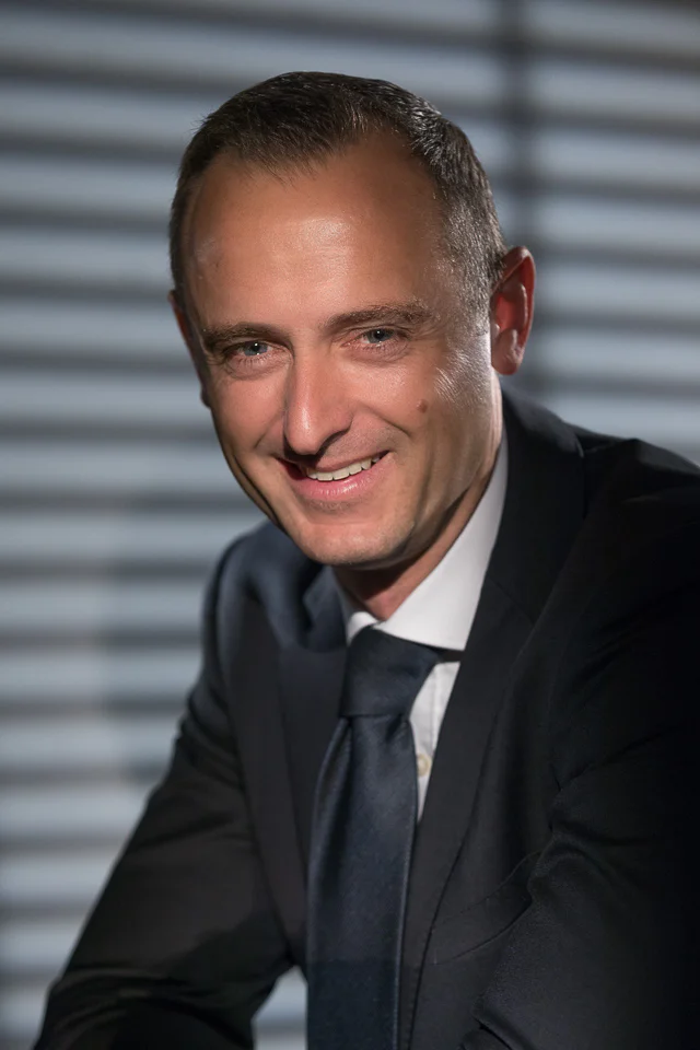 Photographe trombinoscope d’entreprise – portrait en costume Photographe trombinoscope d’entreprise – portrait en costume