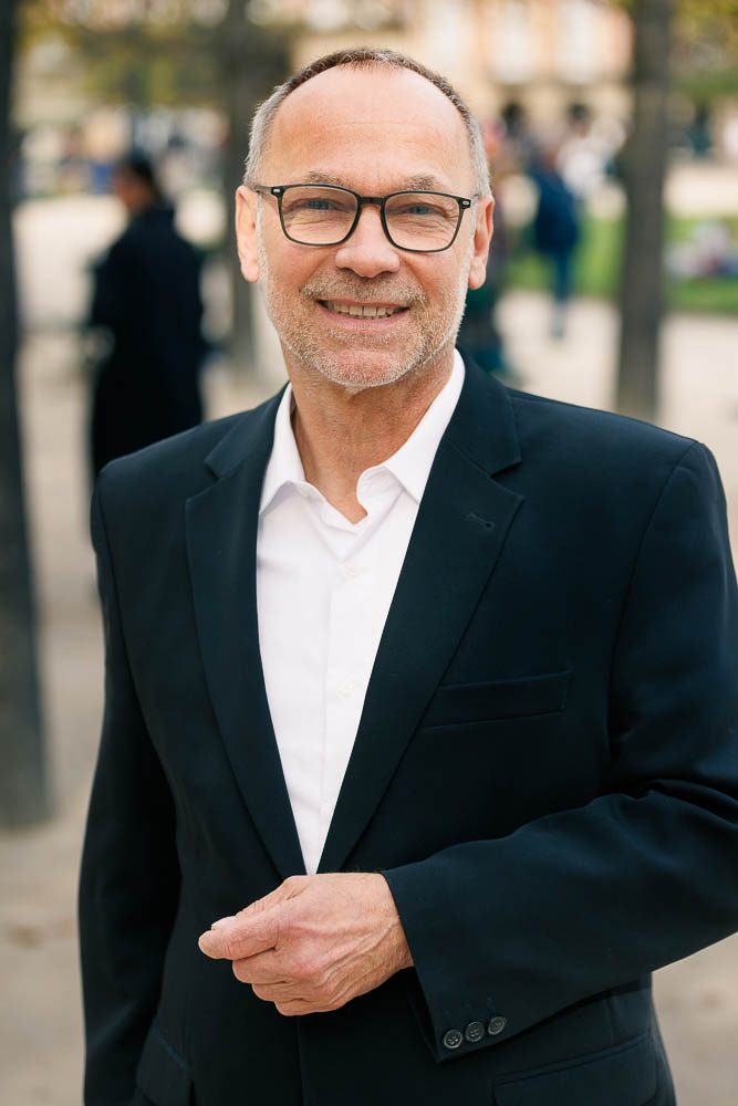 Photographie corporate en équipe – portrait avec lunettes