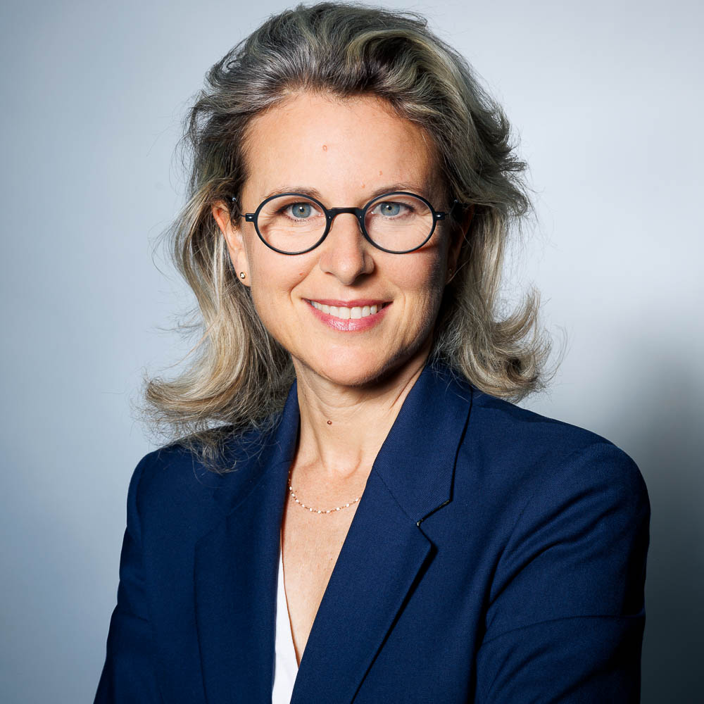 Shooting photo femme Paris – portrait avec lunettes Shooting photo femme Paris – portrait avec lunettes