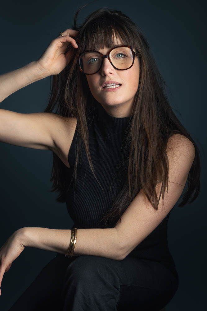 Photo corporate femme – portrait avec lunettes