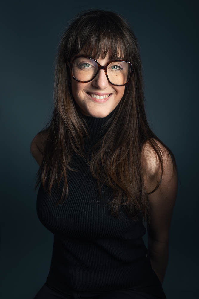 Photo corporate femme – portrait avec lunettes