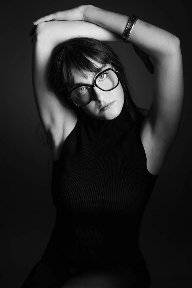 Photo corporate femme – portrait avec lunettes