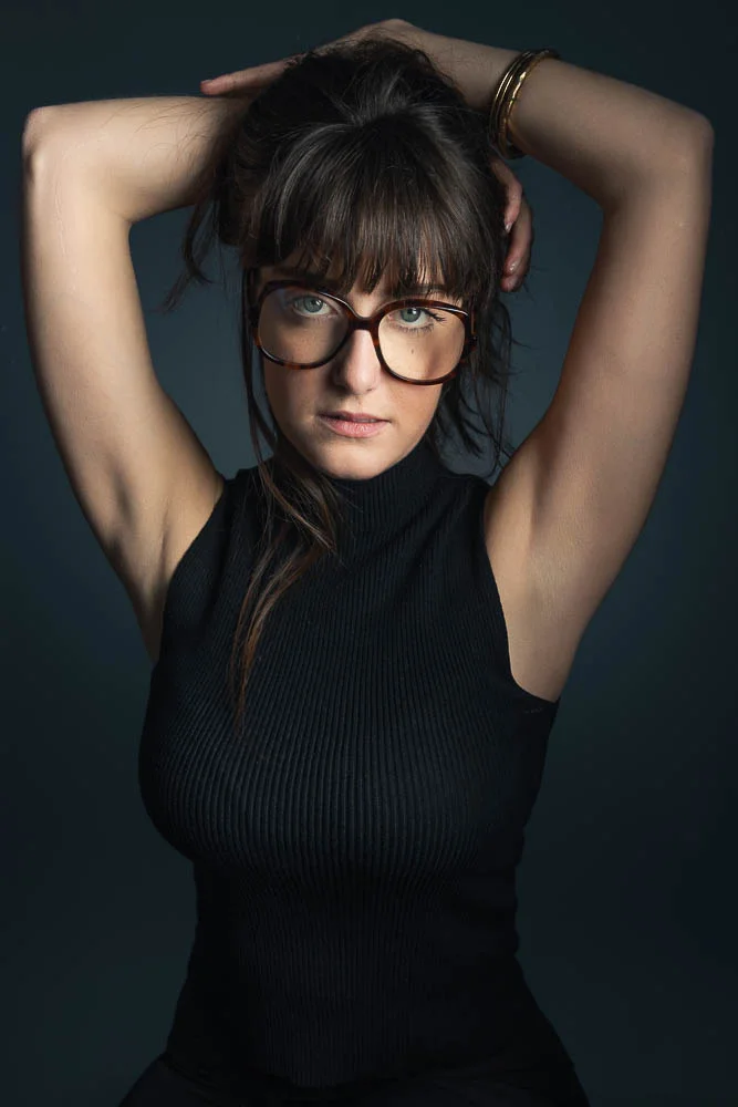 Photo corporate femme – portrait avec lunettes