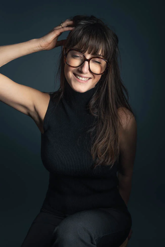 Photo corporate femme – portrait avec lunettes
