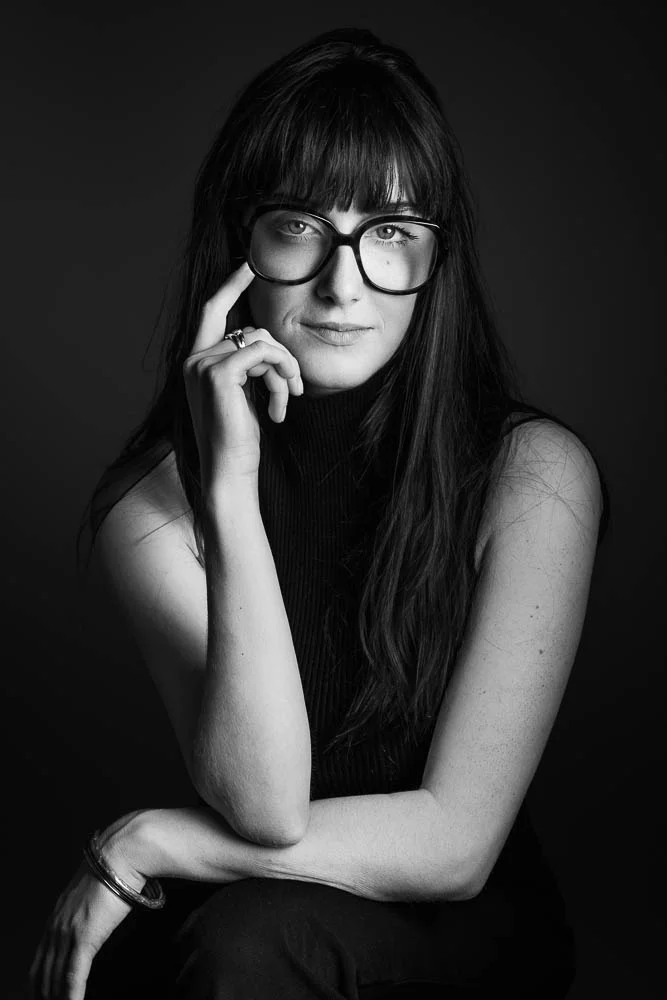 Photo corporate femme – portrait avec lunettes