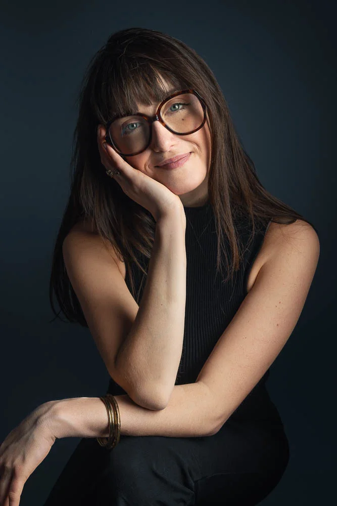Photo corporate femme – portrait avec lunettes