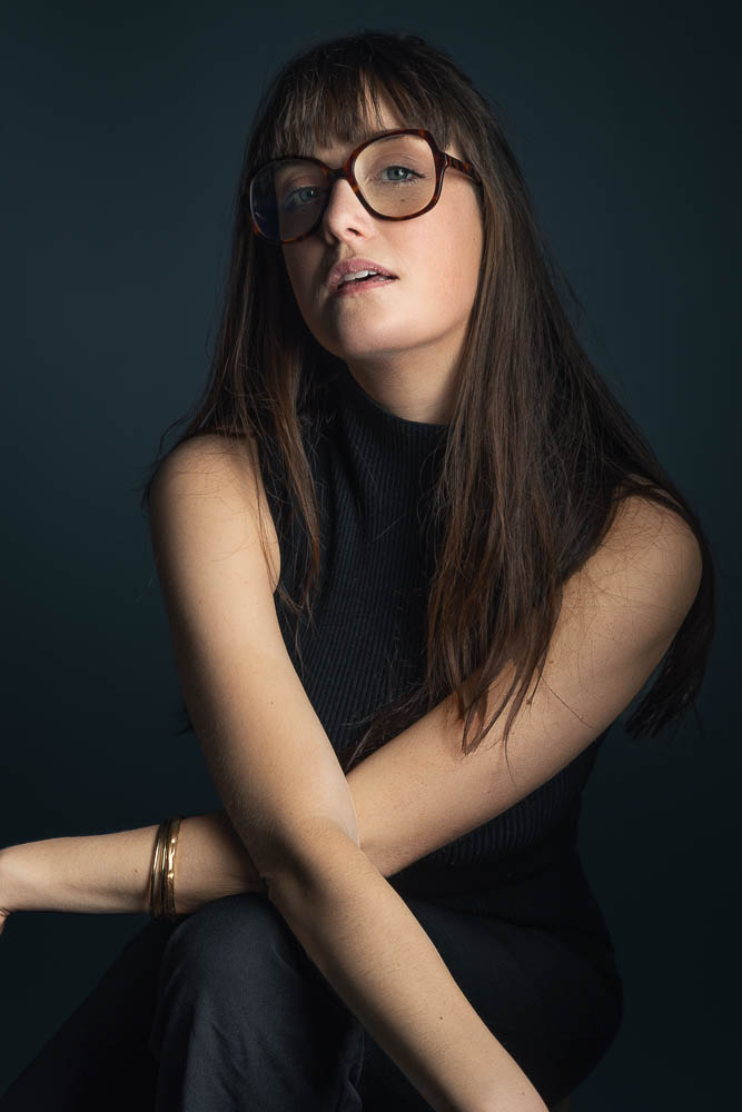 Photo corporate femme – portrait avec lunettes