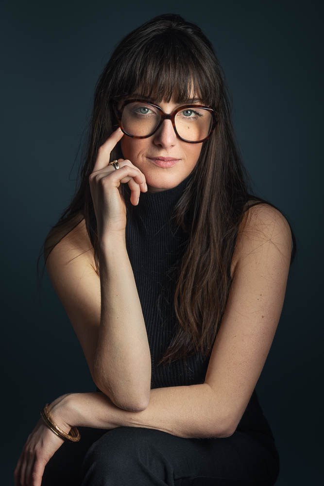 Photo corporate femme – portrait avec lunettes